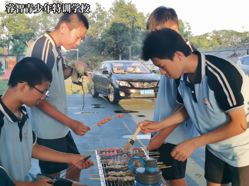 睿智青少年特训学校组织学生烧烤野炊